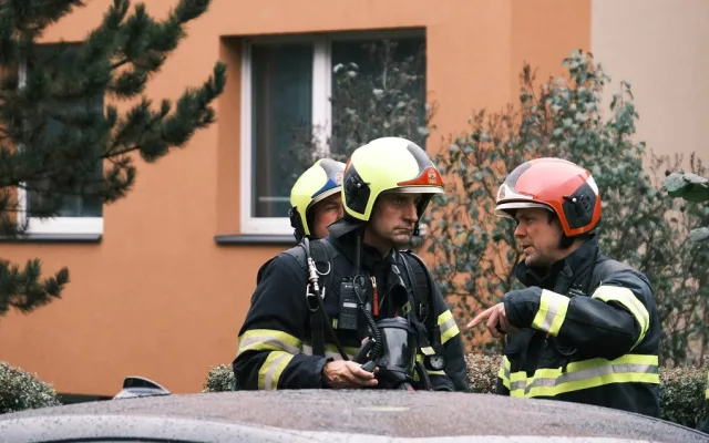FOTO, VIDEO: Hasiči evakuovali kvůli požáru bytu v Praze 11 celkem třicet lidí