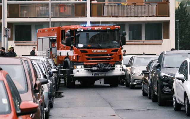 FOTO, VIDEO: Hasiči evakuovali kvůli požáru bytu v Praze 11 celkem třicet lidí