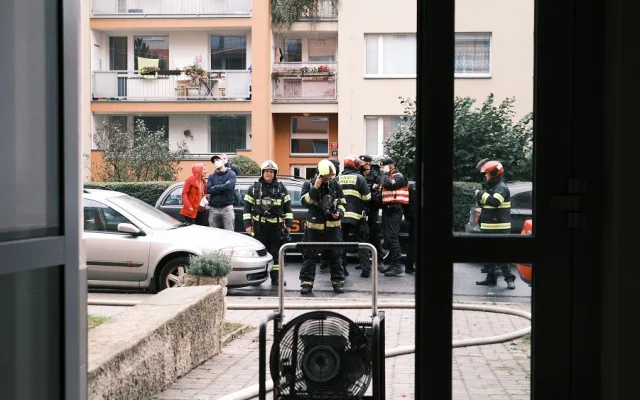 FOTO, VIDEO: Hasiči evakuovali kvůli požáru bytu v Praze 11 celkem třicet lidí