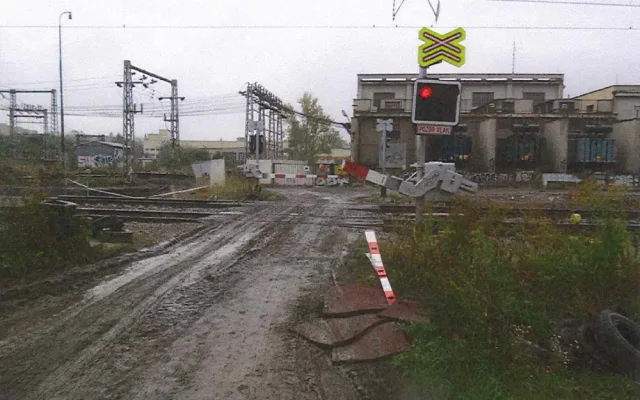 FOTO: Policisté hledají svědky dopravní nehody, při které byla na přejezdu ulomena závora