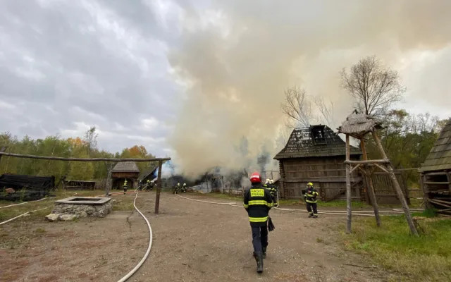 FOTO, VIDEO: Hasiči zasahovali při požáru ve skanzenu Řepora v pražských Řeporyjích
