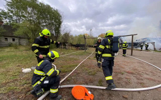 FOTO, VIDEO: Hasiči zasahovali při požáru ve skanzenu Řepora v pražských Řeporyjích