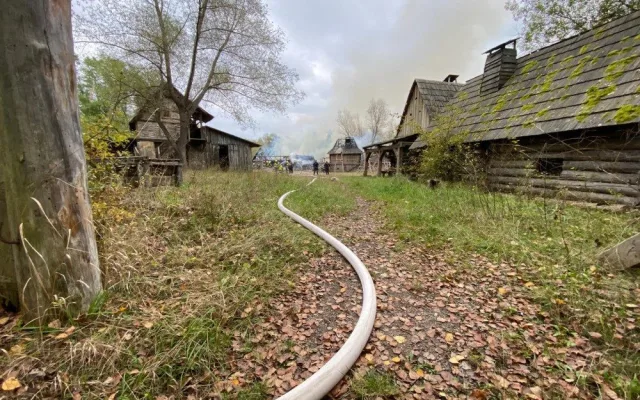 FOTO, VIDEO: Hasiči zasahovali při požáru ve skanzenu Řepora v pražských Řeporyjích