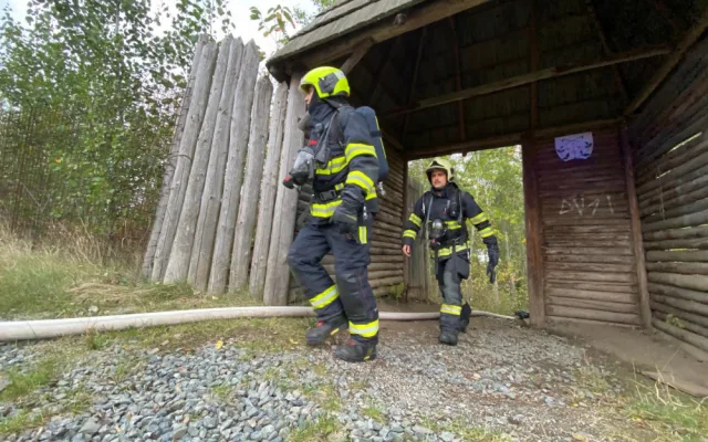 FOTO, VIDEO: Hasiči zasahovali při požáru ve skanzenu Řepora v pražských Řeporyjích