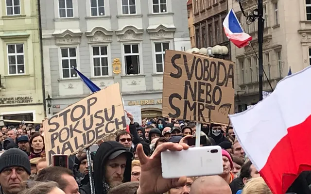 FOTO, VIDEO: Na Staroměstském náměstí probíhá demonstrace proti vládním opatřením