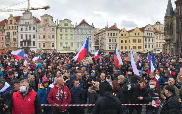 FOTO, VIDEO: Na Staroměstském náměstí probíhá demonstrace proti vládním opatřením
