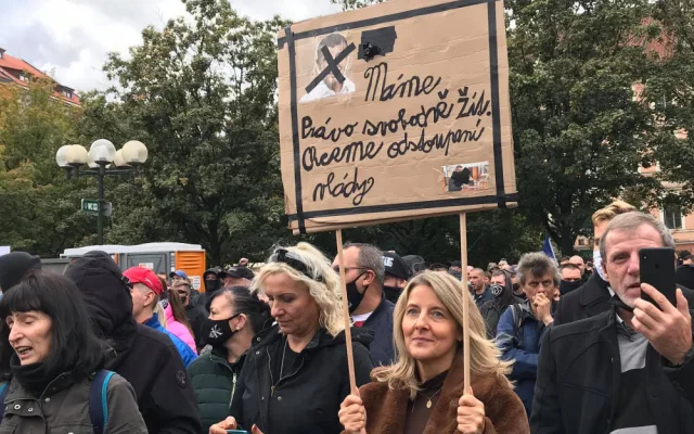 FOTO, VIDEO: Na Staroměstském náměstí probíhá demonstrace proti vládním opatřením