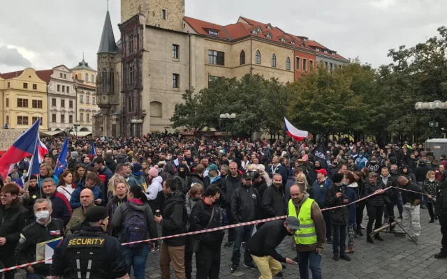 FOTO, VIDEO: Na Staroměstském náměstí probíhá demonstrace proti vládním opatřením