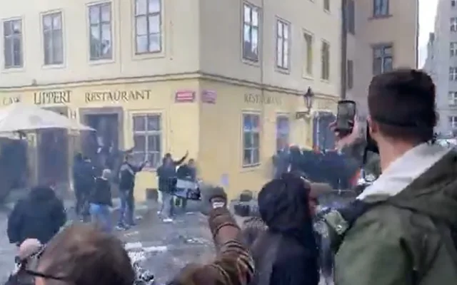 FOTO, VIDEO: Staroměstské náměstí se proměnilo ve válečnou zónu. Těžkooděnci zasahovali proti demonstrantům