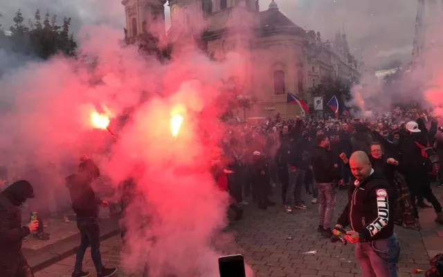 FOTO, VIDEO: Staroměstské náměstí se proměnilo ve válečnou zónu. Těžkooděnci zasahovali proti demonstrantům