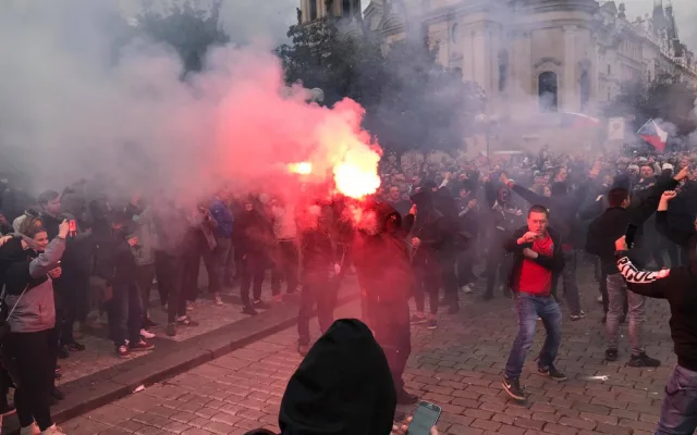 FOTO, VIDEO: Staroměstské náměstí se proměnilo ve válečnou zónu. Těžkooděnci zasahovali proti demonstrantům