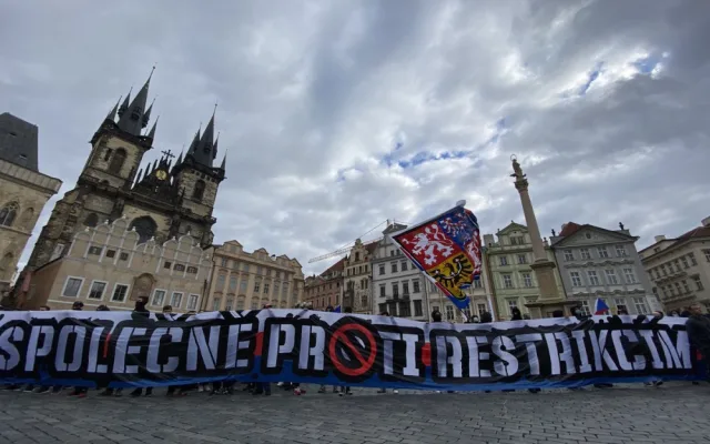 FOTOGALERIE: Střelné zbraně, pyrotechnika a ranění. Podívejte se, jak probíhala nedělní demonstrace