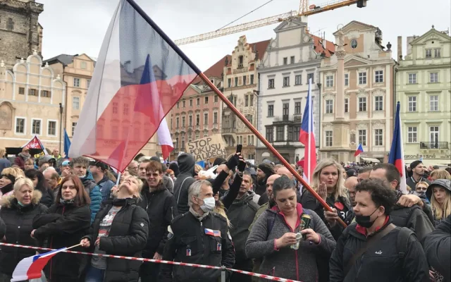 FOTOGALERIE: Střelné zbraně, pyrotechnika a ranění. Podívejte se, jak probíhala nedělní demonstrace