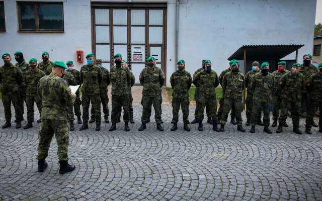 V pražských Letňanech dnes začala výstavba polní nemocnice. Dnes tam dorazil vojenský konvoj s vybevením