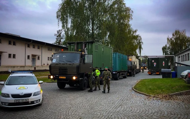 V pražských Letňanech dnes začala výstavba polní nemocnice. Dnes tam dorazil vojenský konvoj s vybevením