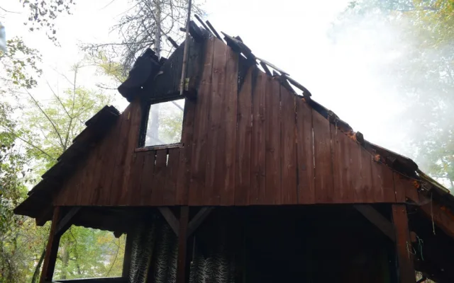 FOTO: Jeden člověk byl zraněn při požáru chaty v pražských Petrovicích