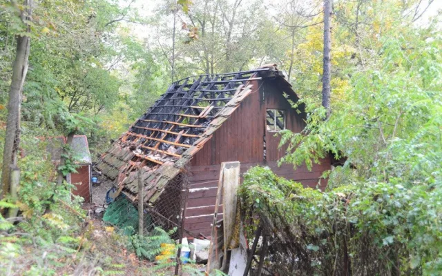FOTO: Jeden člověk byl zraněn při požáru chaty v pražských Petrovicích