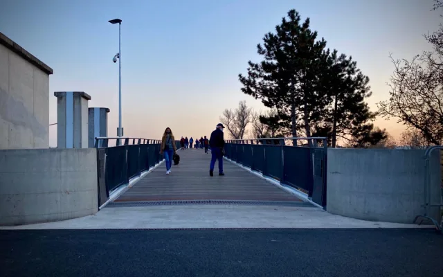FOTO: Nová Trojská lávka v obležení. O víkendu se na ni vydali chodci, bruslaři i cyklisté