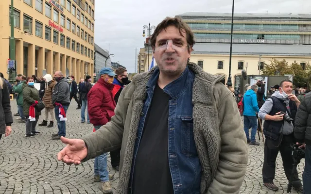 FOTO, VIDEO: Protivládní protesty v Praze. Demonstranty obehnala policie