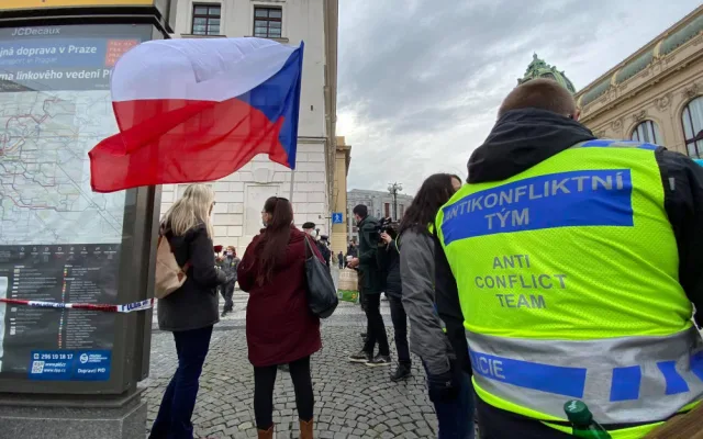 FOTO, VIDEO: Protivládní protesty v Praze. Demonstranty obehnala policie