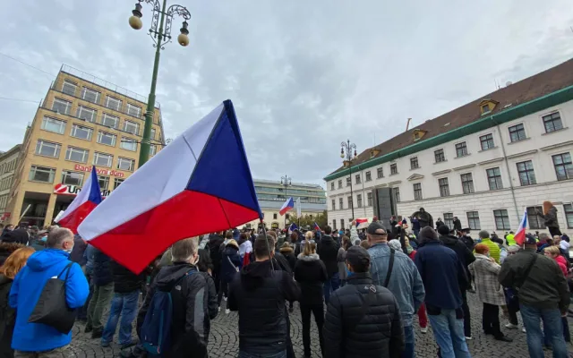 FOTO, VIDEO: Protivládní protesty v Praze. Demonstranty obehnala policie