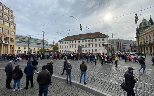 FOTO, VIDEO: Protivládní protesty v Praze. Demonstranty obehnala policie