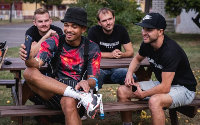 Na longboardech projeli celé Česko. Získali téměř půl miliónu korun pro malého Milánka