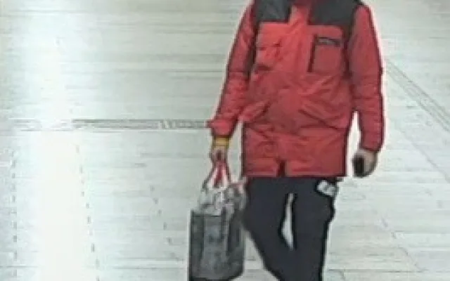 VIDEO: Útočník strčil muže pod metro. Teď po něm pátrá policie