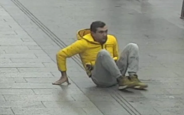 VIDEO: Útočník strčil muže pod metro. Teď po něm pátrá policie