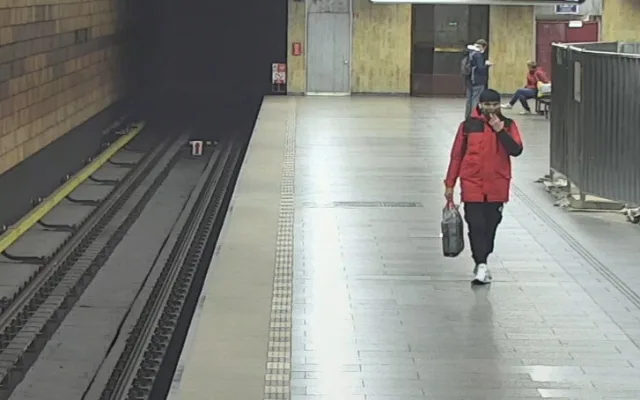 VIDEO: Útočník strčil muže pod metro. Teď po něm pátrá policie