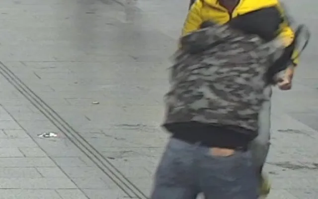 VIDEO: Útočník strčil muže pod metro. Teď po něm pátrá policie