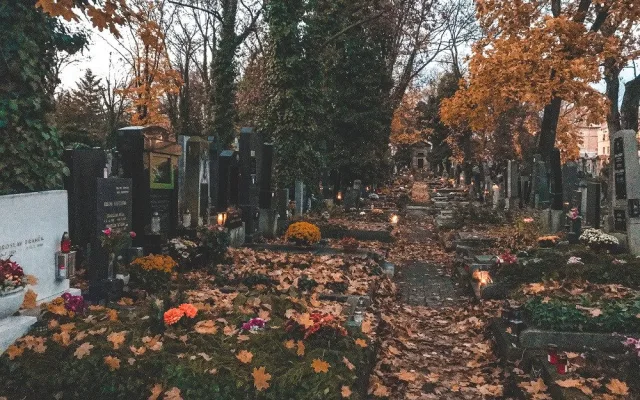 FOTO: Lidé dnes uctili Památku zesnulých
