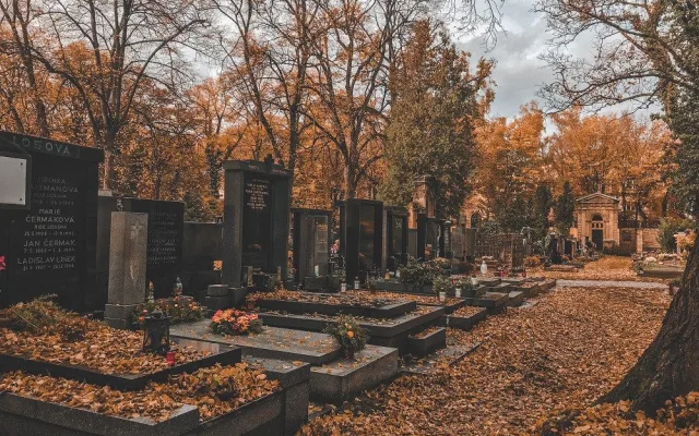 FOTO: Lidé dnes uctili Památku zesnulých