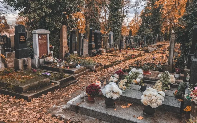FOTO: Lidé dnes uctili Památku zesnulých