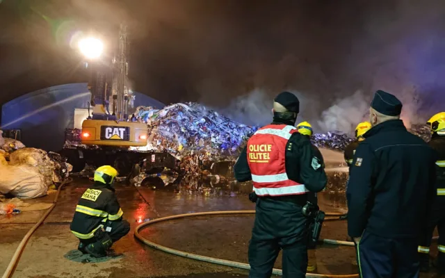 FOTO: V Praze hořela skládka. Hasiči lidem doporučili nevětrat