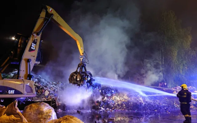 FOTO: V Praze hořela skládka. Hasiči lidem doporučili nevětrat