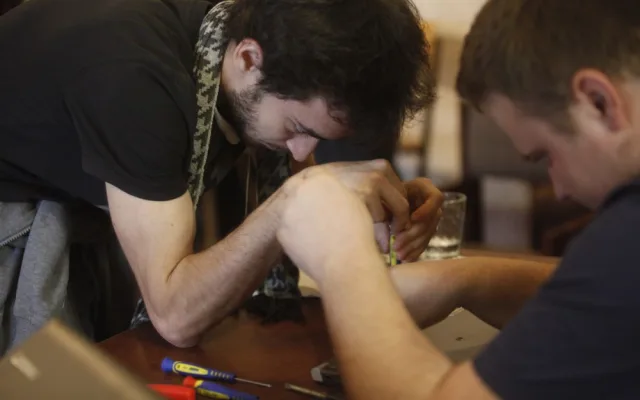 Proč je lepší věci opravovat než vyhazovat a jak fungují kazítka? Odpovídá zakladatel Opravárny Jan Charvát
