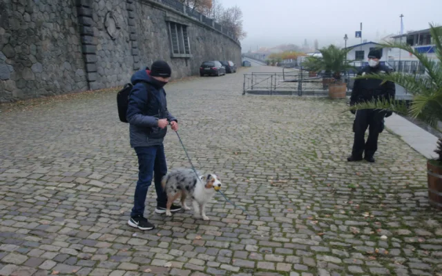 FOTO: Pes se chtěl vykoupat ve Vltavě. Strhl ho proud a zachránit ho museli strážníci