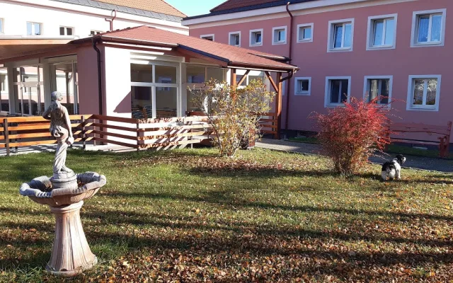 FOTO: Hlavní město připravuje v domovech pro seniory návštěvní místnosti. Ty splňují přísná hygienická opatření