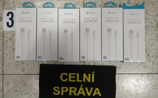 VIDEO: Celníci zajistili v nadnárodním řetězci falešné produkty Apple za 11 milionů