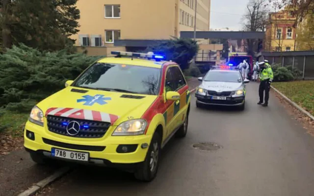 FOTO, VIDEO: Pražští záchranáři transportovali desetimetrovým speciálem Fénix deset pacientů z benešovské nemocnice do FN Motol