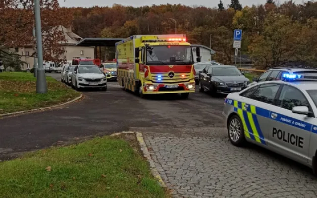 FOTO, VIDEO: Pražští záchranáři transportovali desetimetrovým speciálem Fénix deset pacientů z benešovské nemocnice do FN Motol