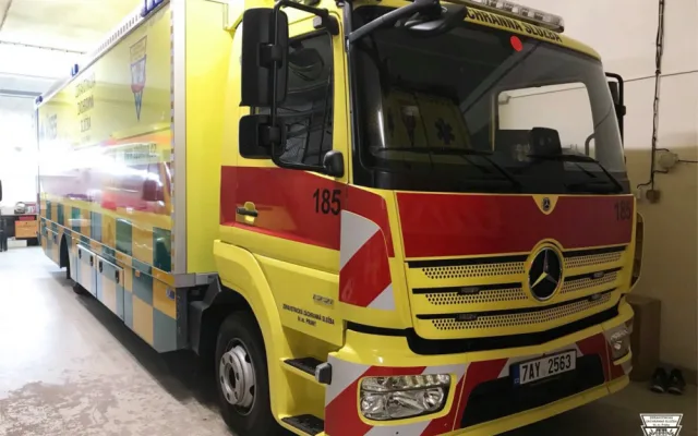 FOTO, VIDEO: Pražští záchranáři transportovali desetimetrovým speciálem Fénix deset pacientů z benešovské nemocnice do FN Motol