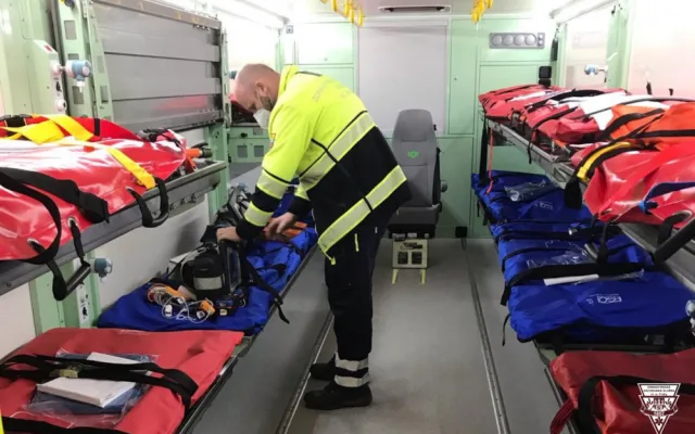 FOTO, VIDEO: Pražští záchranáři transportovali desetimetrovým speciálem Fénix deset pacientů z benešovské nemocnice do FN Motol