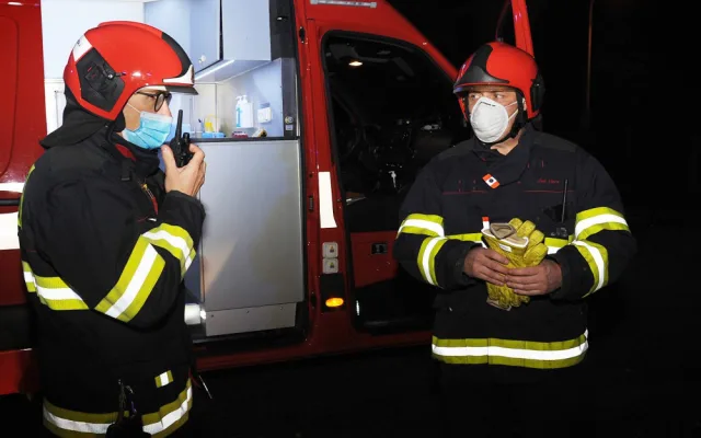 FOTO, VIDEO: Ve skladu soukromé firmy v Praze 10 unikla chemická látka, u případu zasahovaly tři jednotky hasičů a chemici