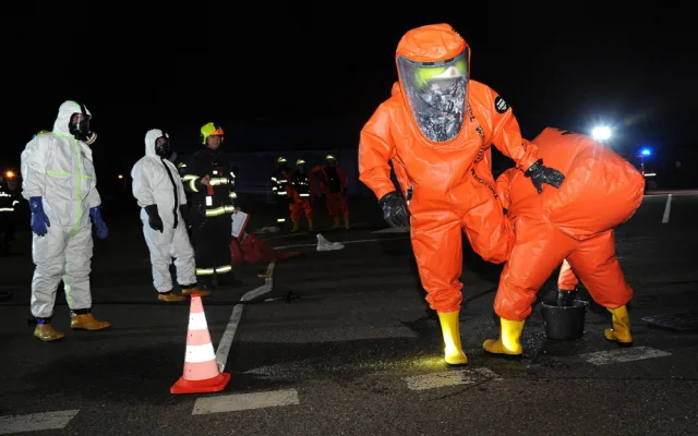 FOTO, VIDEO: Ve skladu soukromé firmy v Praze 10 unikla chemická látka, u případu zasahovaly tři jednotky hasičů a chemici