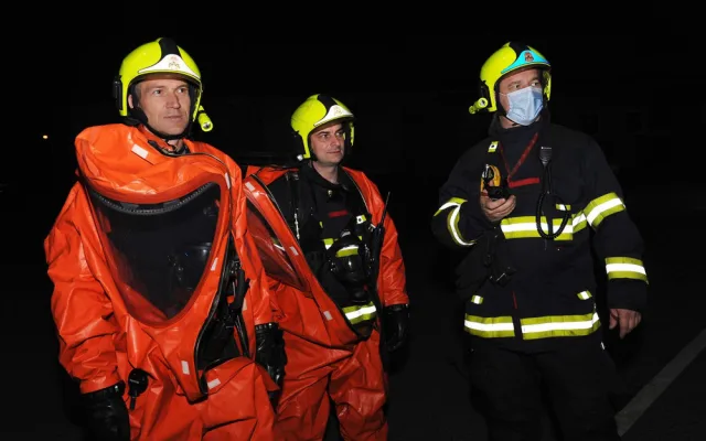 FOTO, VIDEO: Ve skladu soukromé firmy v Praze 10 unikla chemická látka, u případu zasahovaly tři jednotky hasičů a chemici