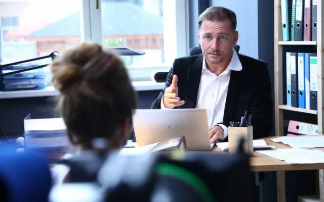 FOTO, VIDEO: Nový film Když prší slzy odkrývá zákulisí domácího týrání