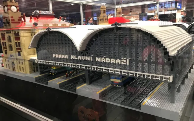 FOTO: Model pražského Hlaváku z lega váží skoro tři tuny. Nechybí Sherwood ani Pendolino