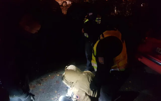 FOTO, VIDEO: Muž se vloupal do domu v Praze. Vyhrožoval, že ho zapálí